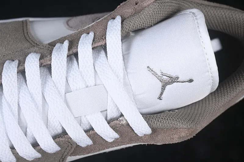 All categories Air Jordan Jordan series basketball shoes Air Jordan 1 Low G version pure original Air Jordan 1 Low AJ1 Joe 1 white gray low-top retro culture basketball shoes 553558-046
